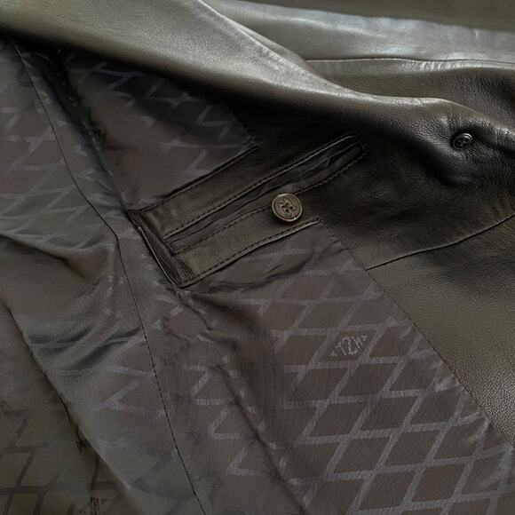 Zendaya - Tommy Hilfiger Tailored Leather Coat Blazer in Black - Picture 4 of 8